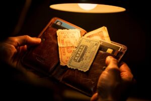 Psycholodzy ujawniają, dlaczego niektórzy ludzie noszą stare bilety w portfelach